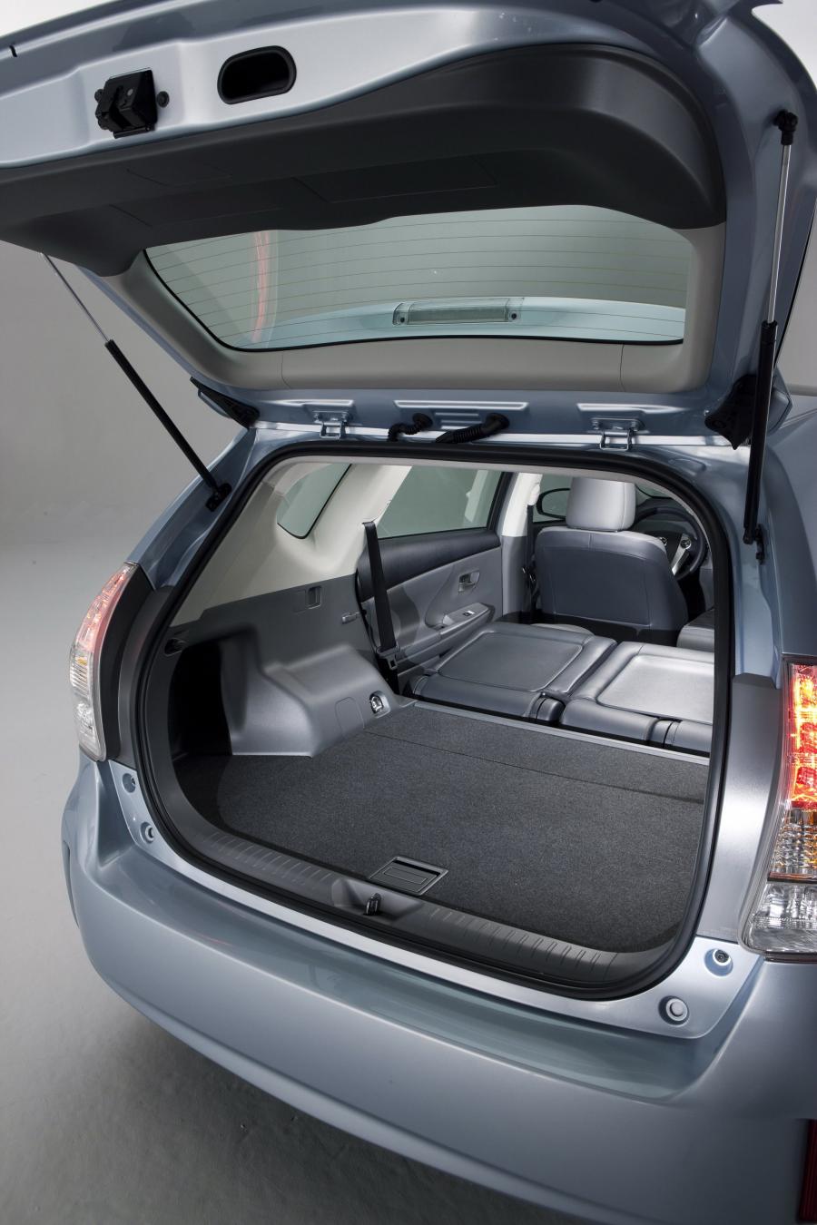  Toyota Prius V 2011 года  (фото 52 из 208)